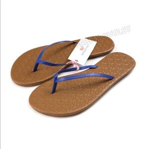 Vineyard Vines Embossed Lea Whale Flip Flops
